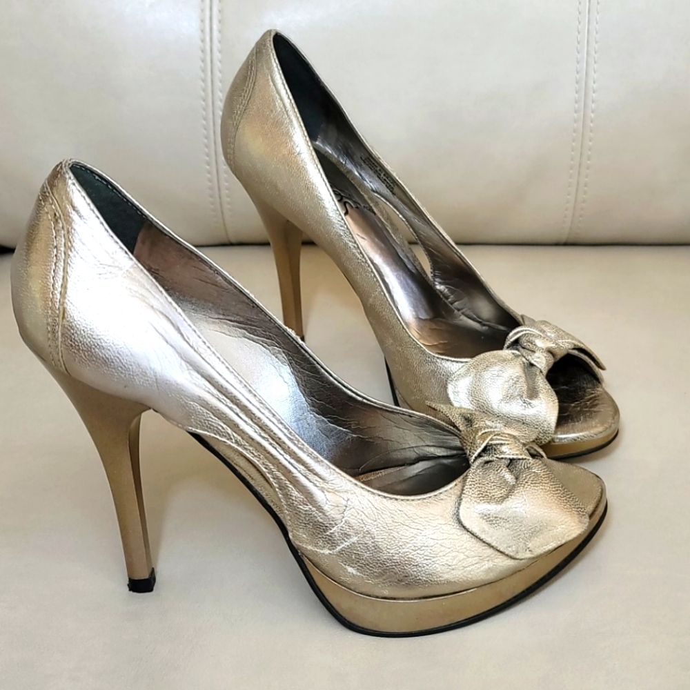 Gold Pumps | Carlos Santana Dignity Pumps